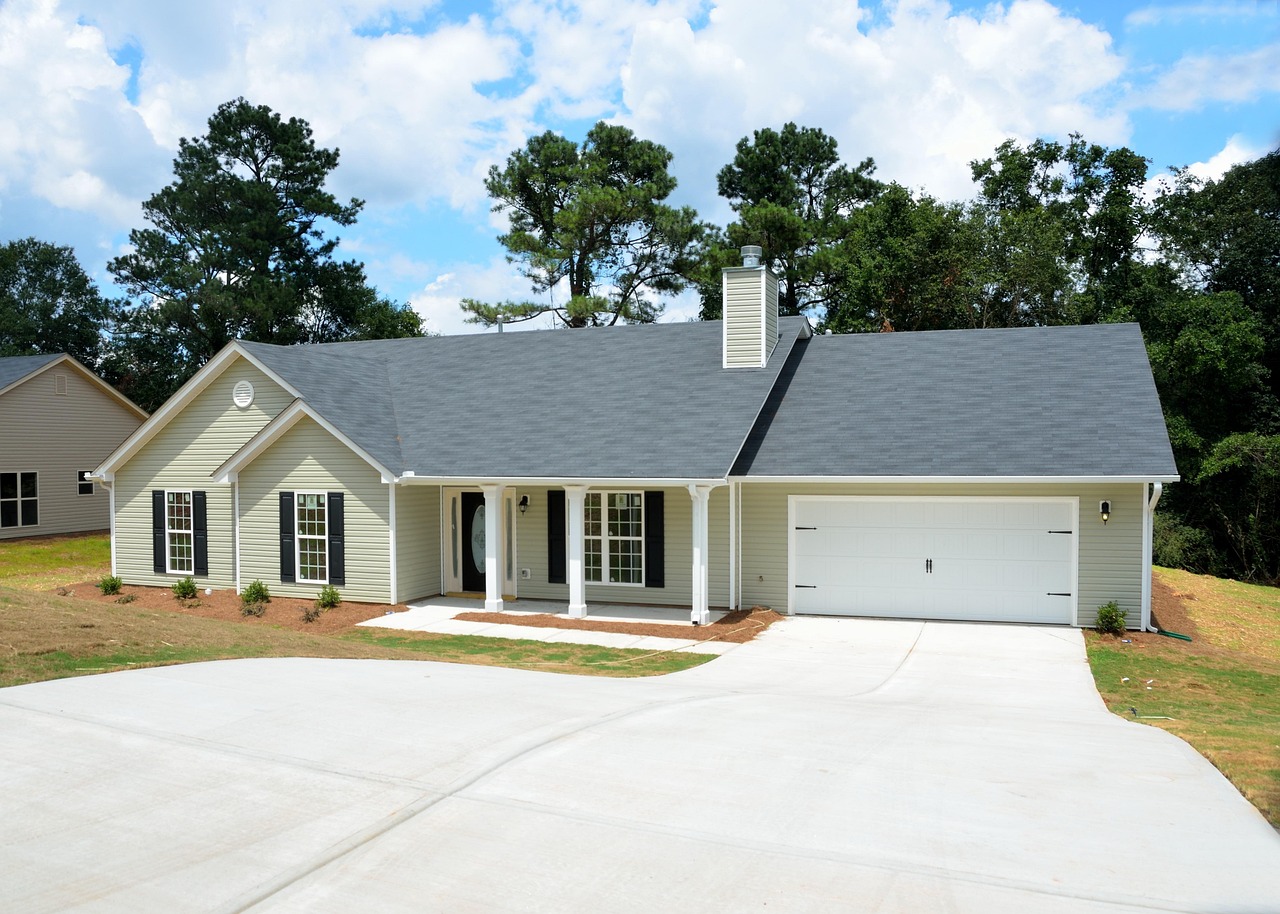 Single-story ranch house with a gray shingle roof and wide driveway